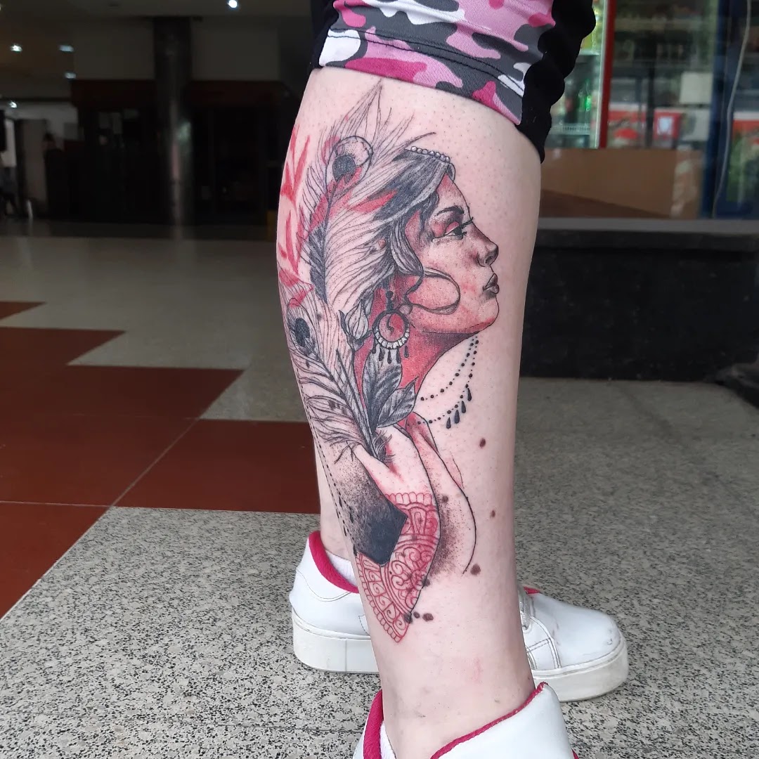 Tatuaje de montaña y lobo en Odisea Body Art