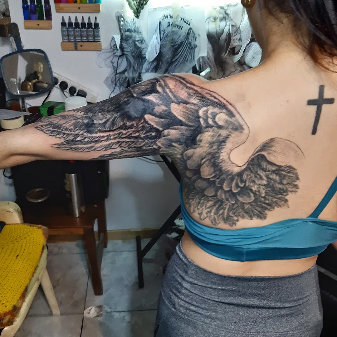 Tatuaje artístico en pierna realizado en Odisea Body Art